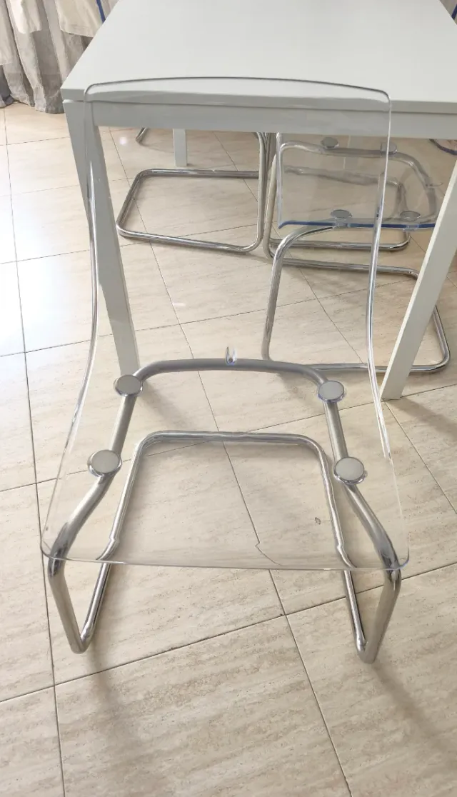 Mesa blanca y 4 sillas.Regalo mesa blanca pequeña