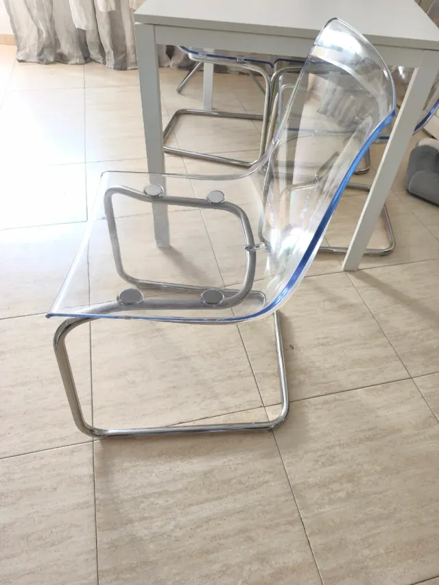 Mesa blanca y 4 sillas.Regalo mesa blanca pequeña