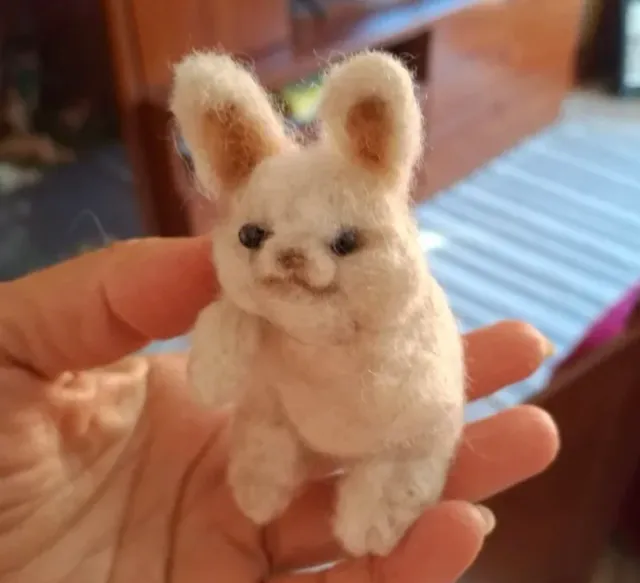 Muñeco conejo de fieltro artesanal