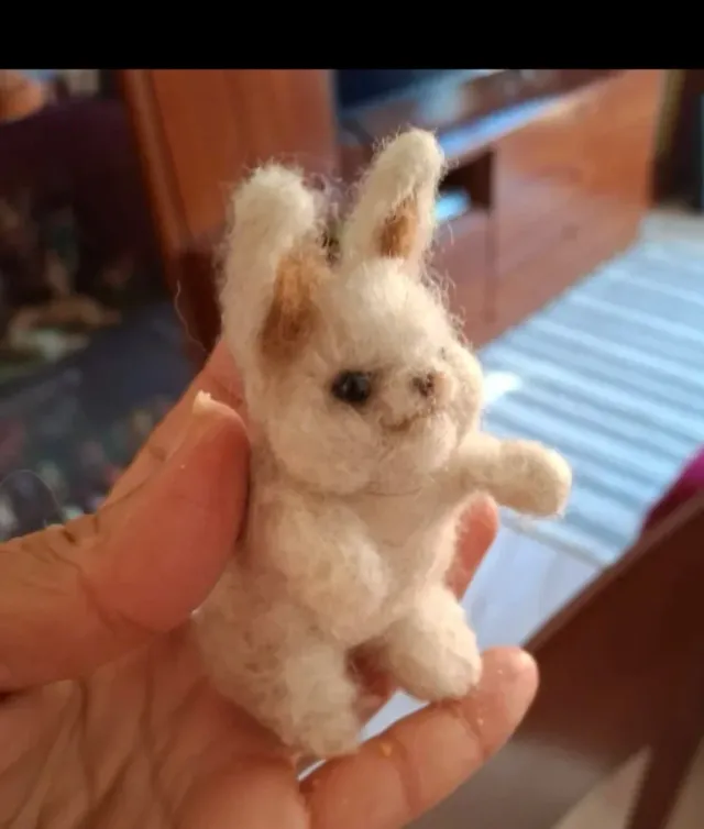 Muñeco conejo de fieltro artesanal