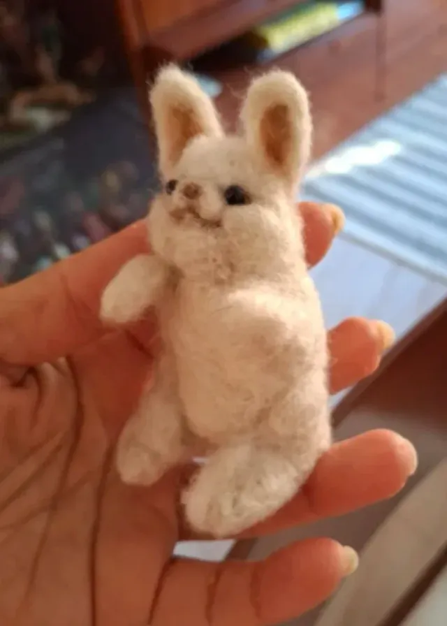 Muñeco conejo de fieltro artesanal