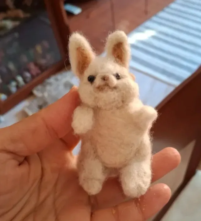 Muñeco conejo de fieltro artesanal