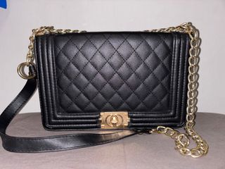 Borsa a tracolla nera con dettagli oro