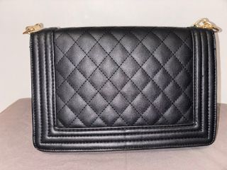 Borsa a tracolla nera con dettagli oro