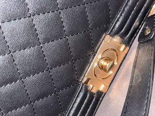 Borsa a tracolla nera con dettagli oro