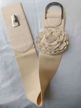 Cinturón elástico beige con flor y enganche