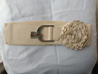 Cinturón elástico beige con flor y enganche
