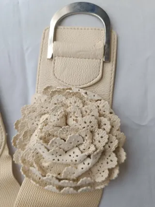 Cinturón elástico beige con flor y enganche
