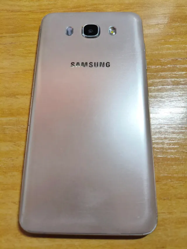 Samsung Galaxy J7. 2/16 GB Dorado