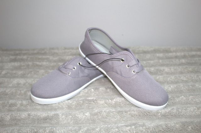 Tenis Unisex Grises y Negros.