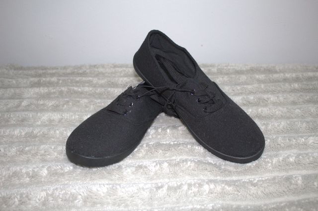 Tenis Unisex Grises y Negros.