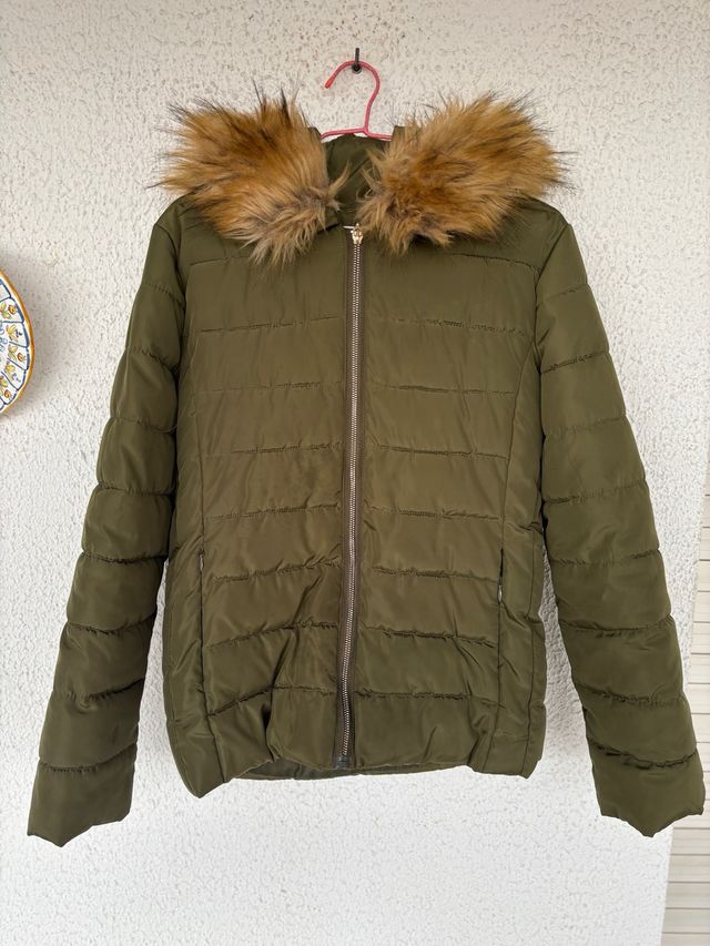 Chaqueta verde con capucha y pelo