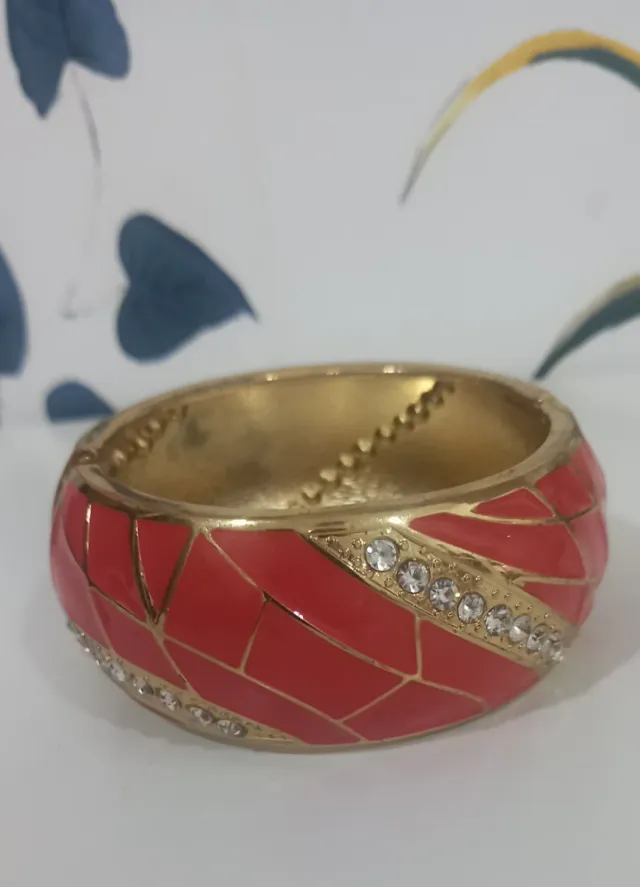 Pulsera acero dorada con detalles rojos y brillant