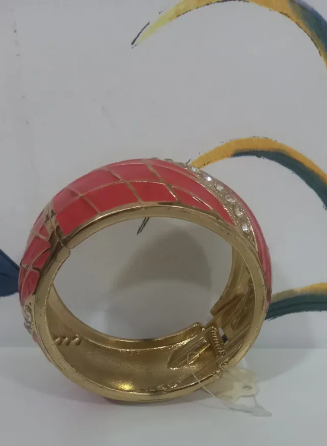 Pulsera acero dorada con detalles rojos y brillant