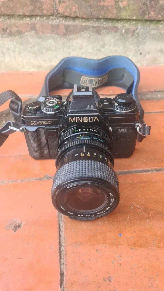 Cámara Minolta X-700 con objetivo MD Zoom