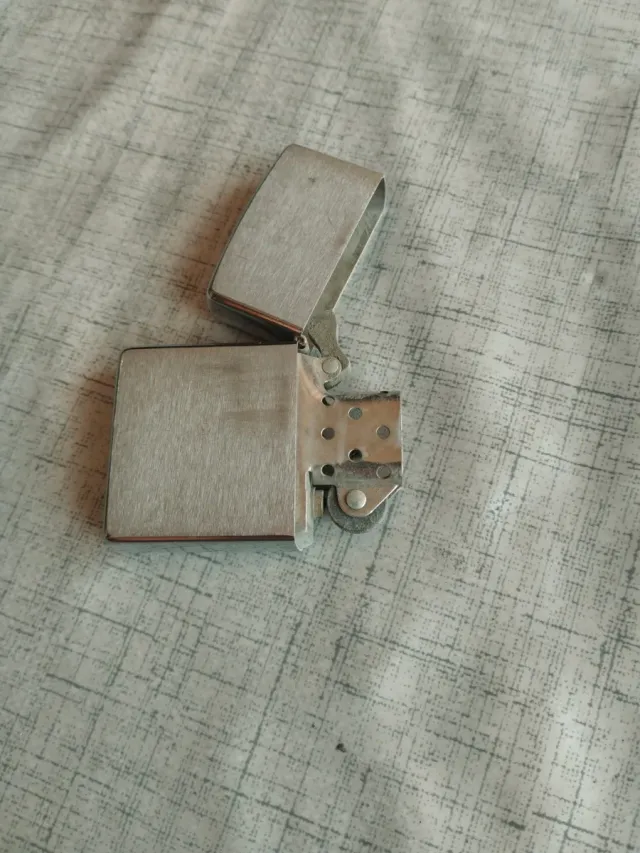 Mechero Zippo plateado