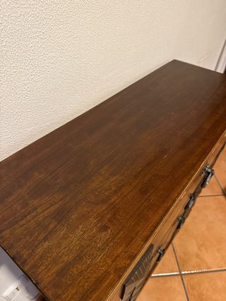 Cómoda madera maciza detalles metálicos
