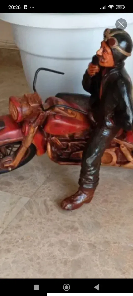 Figura moto con hombre de madera