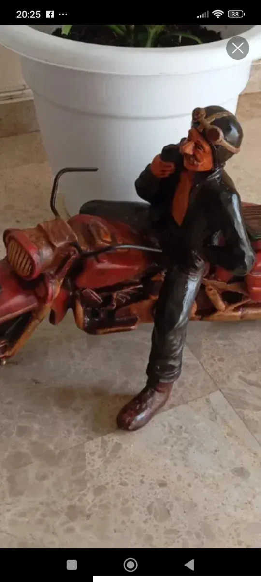 Figura moto con hombre de madera