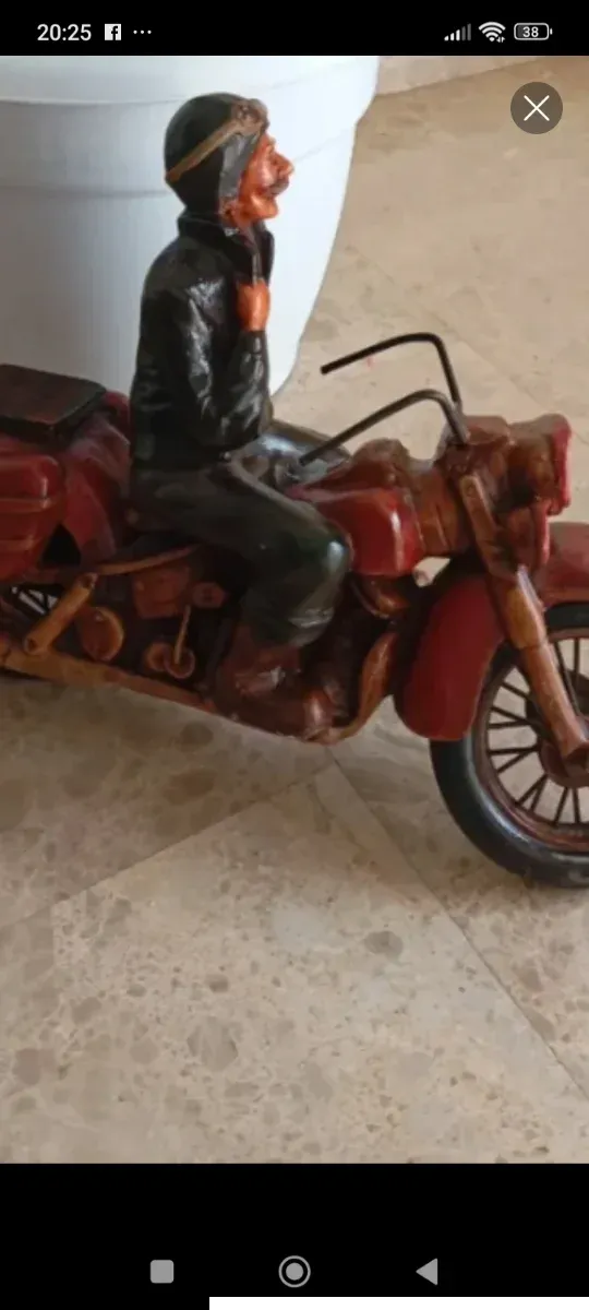 Figura moto con hombre de madera