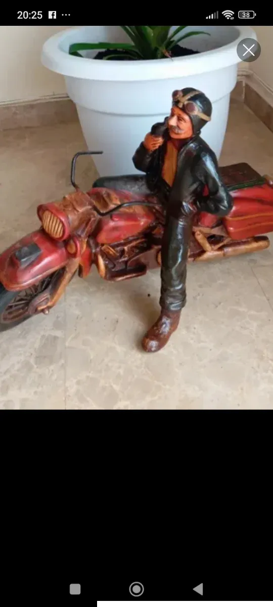 Figura moto con hombre de madera