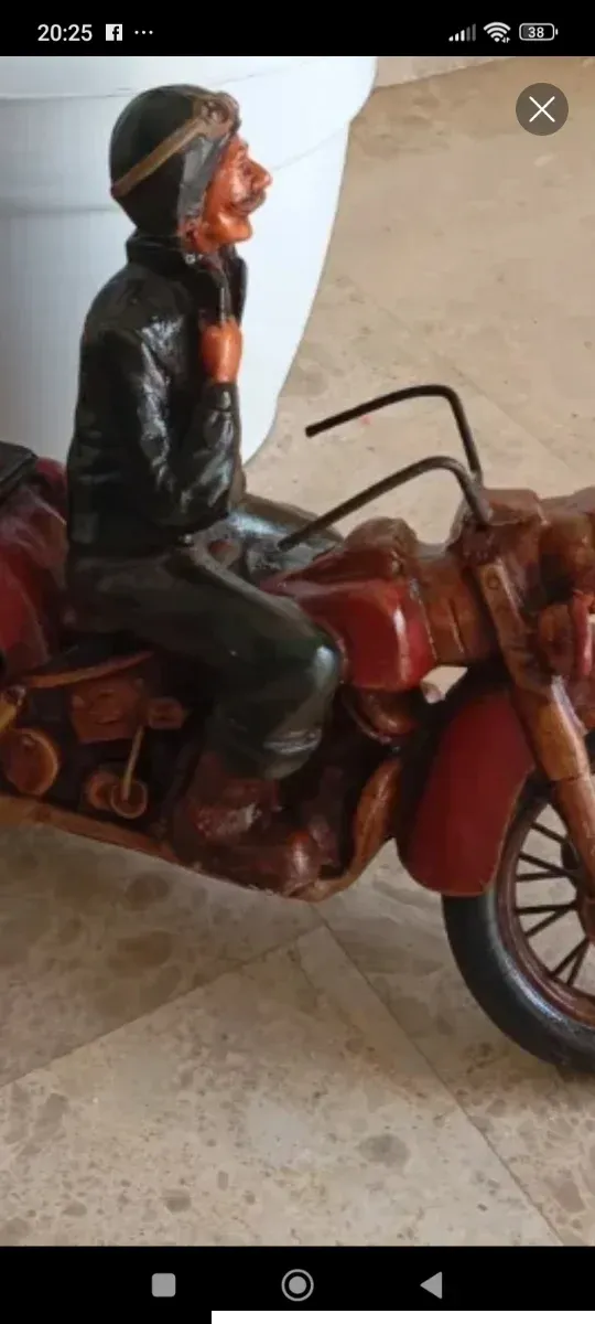 Figura moto con hombre de madera