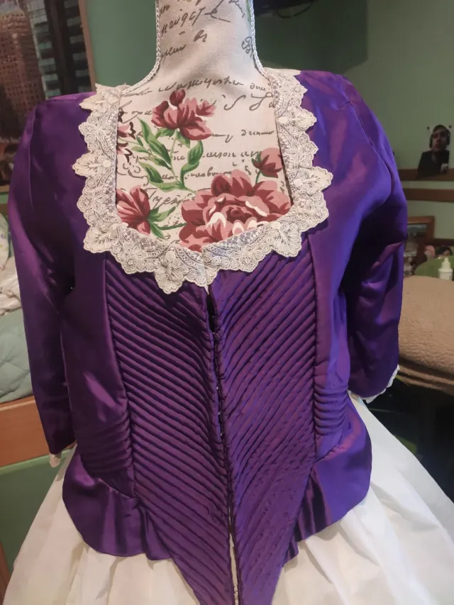 Cuerpo de fallera morado y floral