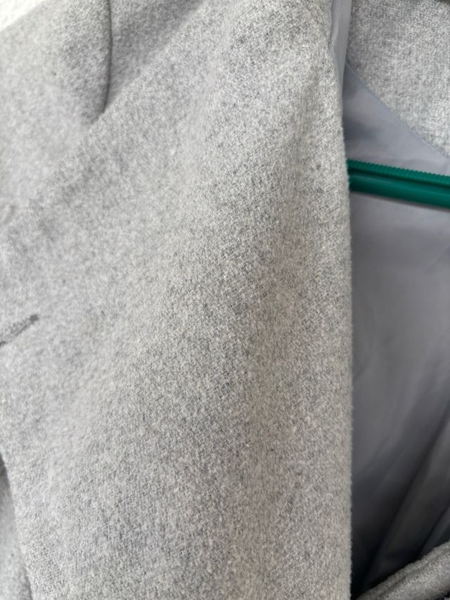 Abrigo gris con cinturón