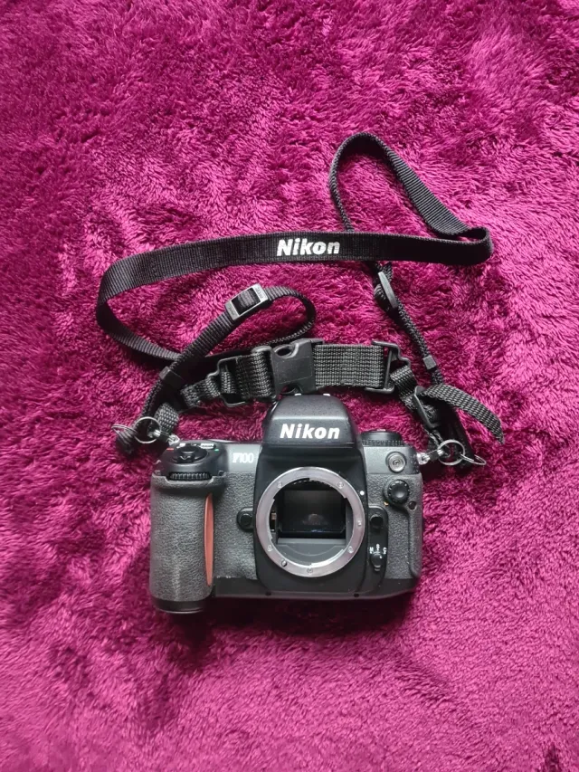 Câmera Nikon F100