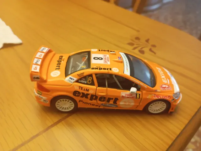 Coche de colección naranja Expert