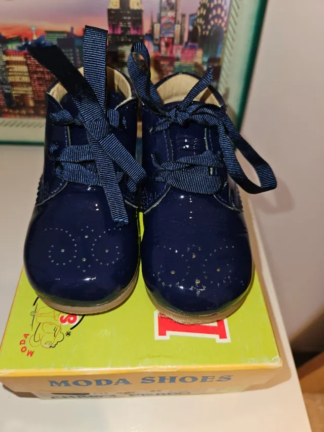 Botitas charol azul marino talla 22