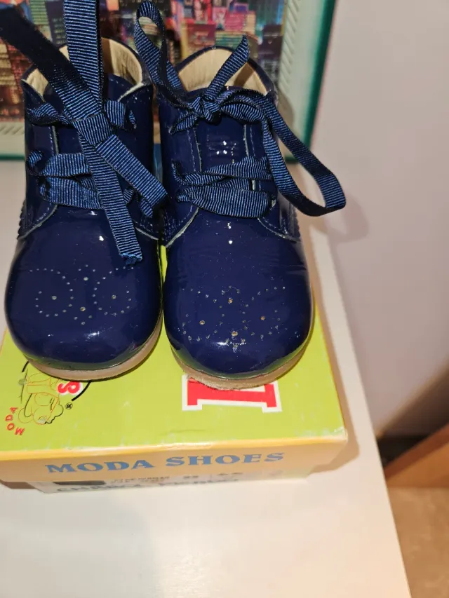 Botitas charol azul marino talla 22