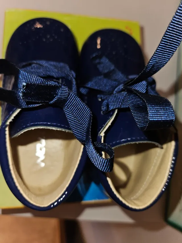Botitas charol azul marino talla 22
