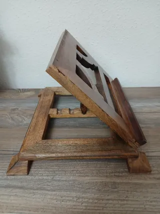 Atril de madera decorado