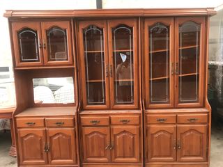 Mueble de comedor de madera y cristal