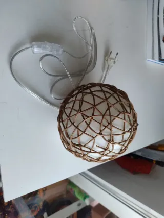 Lámpara de mesa mimbre y luz blanca