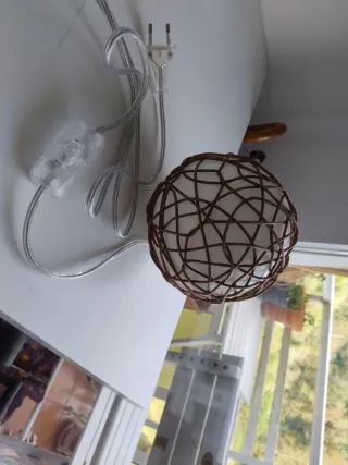 Lámpara de mesa mimbre y luz blanca