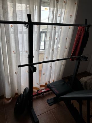 Banco de pesas con barra, mancuernas  y discos