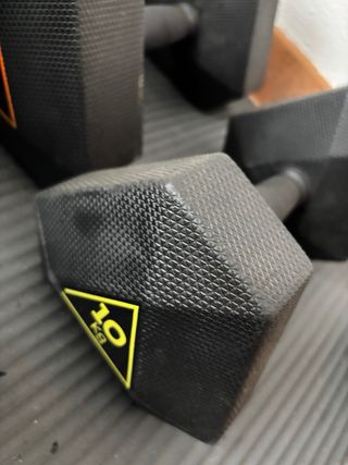 Banco de pesas con barra, mancuernas  y discos