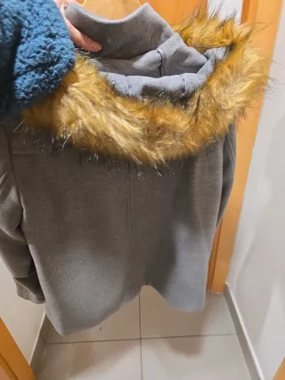 Chaqueta Zara gris con capucha