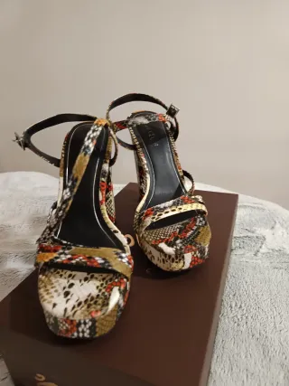 Sandalias de tacón con estampado de serpiente