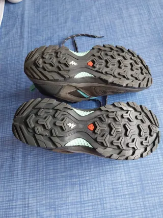 Zapatillas de montaña grises y turquesa