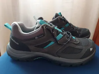 Zapatillas de montaña grises y turquesa