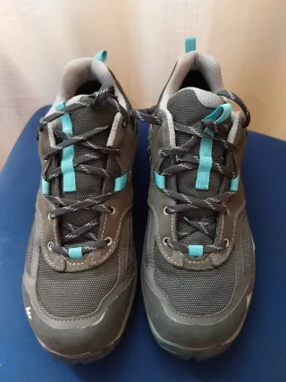 Zapatillas de montaña grises y turquesa