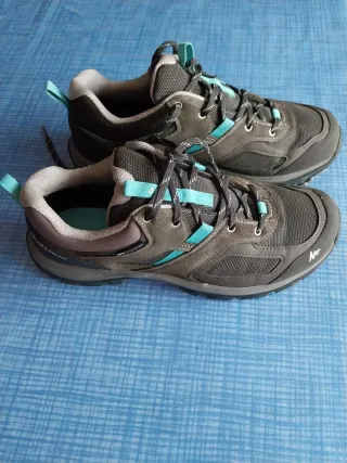 Zapatillas de montaña grises y turquesa