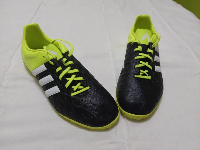 Botas de fútbol Adidas verdes y blancas