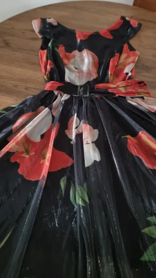 Vestido fiesta estampado floral negro y rojo