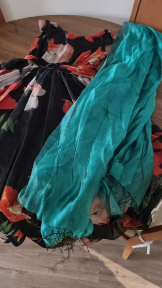 Vestido fiesta estampado floral negro y rojo