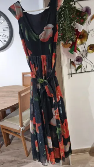 Vestido fiesta estampado floral negro y rojo