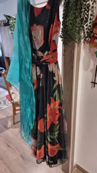 Vestido fiesta estampado floral negro y rojo